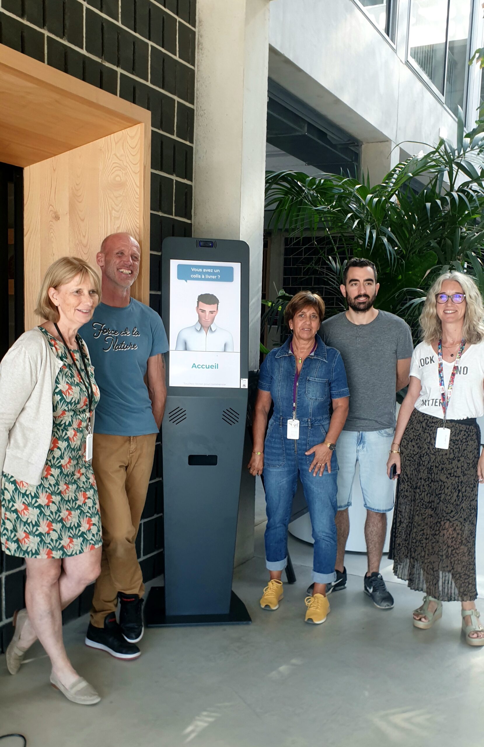 Notre borne Lila et son hôte d'accueil digital Tom à la Halle de l'Innovation du BIC de Montpellier.