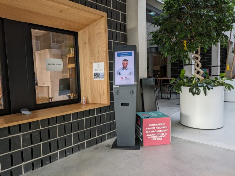 Notre borne Lila et son hôte d'accueil digital Tom à la Halle de l'Innovation du BIC de Montpellier.
