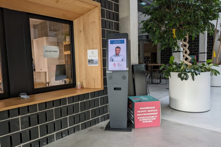 Notre borne Lila et son hôte d'accueil digital Tom à la Halle de l'Innovation du BIC de Montpellier.
